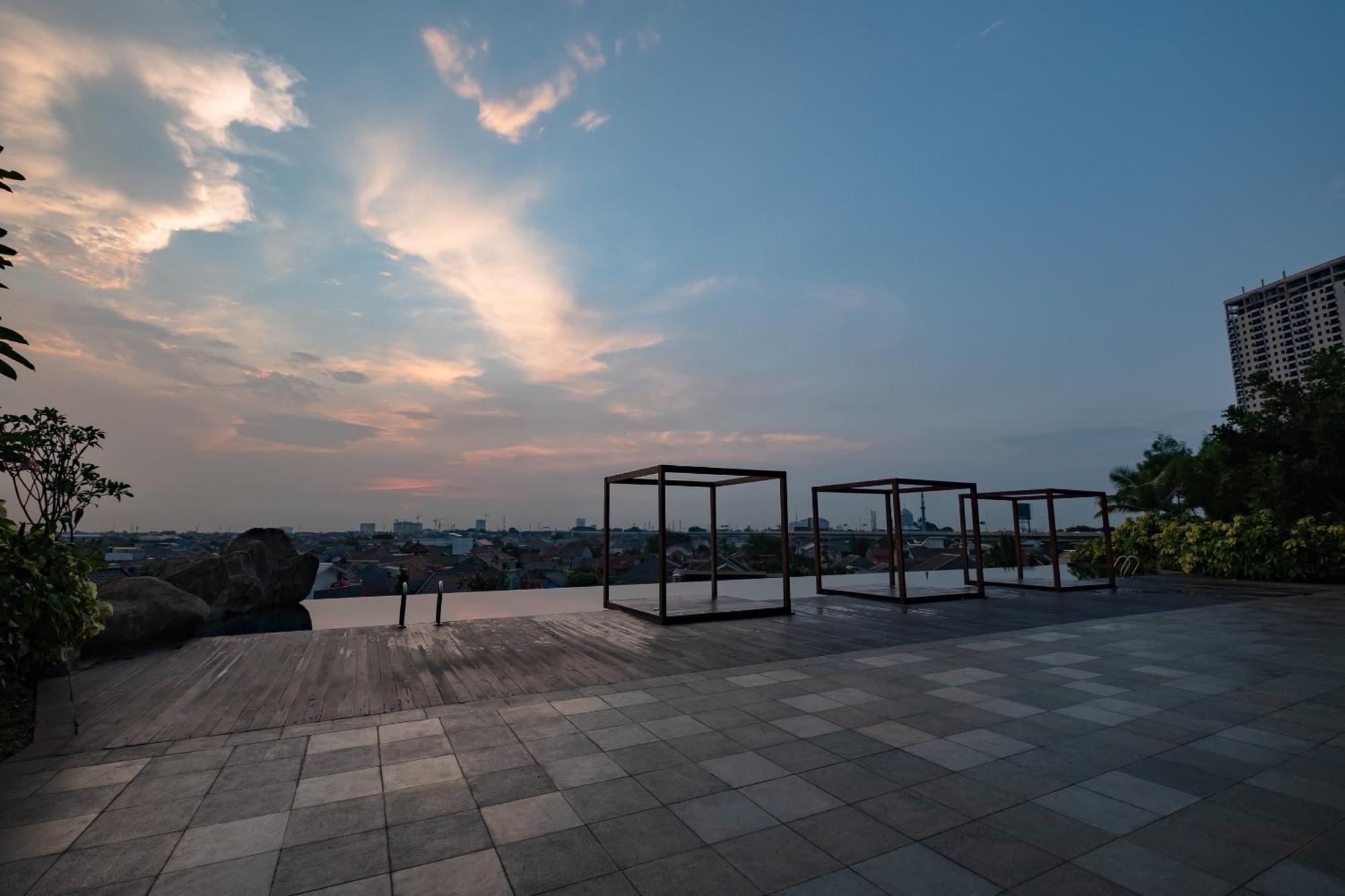 Oyo 2245 Apartment Grand Kamala Lagoon Bekasi Buitenkant foto